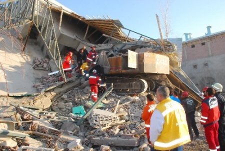 Kepçe Operatörü Bina Altında Kaldı