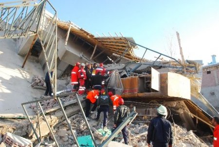 Kepçe Operatörü Bina Altında Kaldı