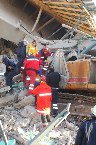 Kepçe Operatörü Bina Altında Kaldı