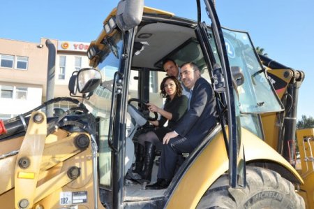 Kepçe operatörü kadın görenleri şaşırtıyor