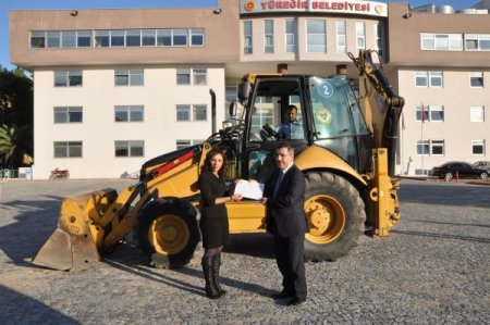 Kepçe operatörü kadın görenleri şaşırtıyor