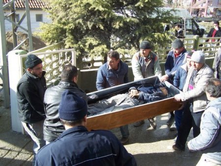 Kepçe operatörü yaktığı ateşten sızan gazdan zehirlendi