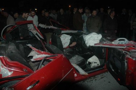 Kepçe otomobili biçti: 2 yaralı