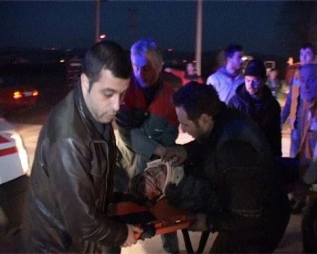 Kepçe otomobili biçti: 2 yaralı