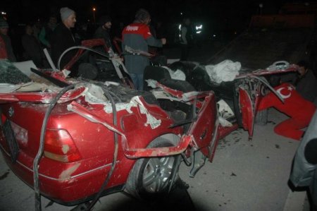 Kepçe otomobili biçti: 2 yaralı