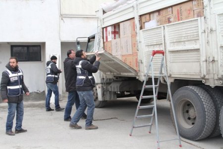 Kepek çuvallarının altından 250 bin paket kaçak sigara çıktı