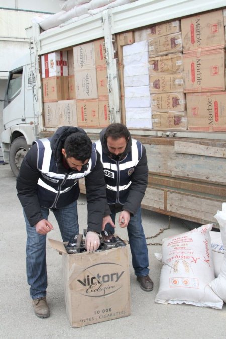 Kepek çuvallarının altından 250 bin paket kaçak sigara çıktı