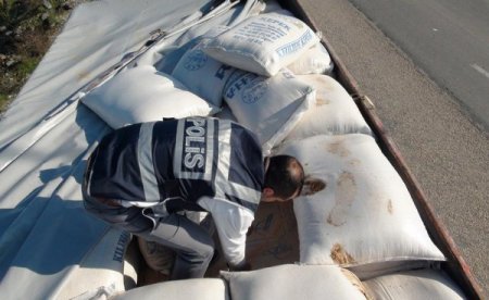 Kepek çuvallarının altından 65 bin 500 paket kaçak sigara çıktı