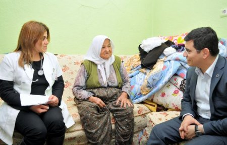 Kepez Belediyesi'nin yaşlılara yönelik evde bakım hizmeti devam ediyor