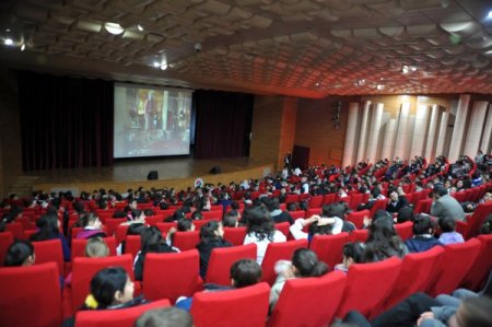 Kepez'de 500 Öğrenci ‘kediler Ve Köpekler’i Seyretti