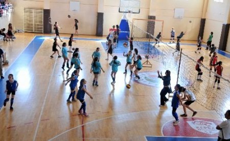 Kepez’de karnaval havasında voleybol turnuvası