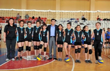 Kepez’de karnaval havasında voleybol turnuvası