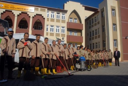 Kepez’de Okulları Belediye Temizliyor