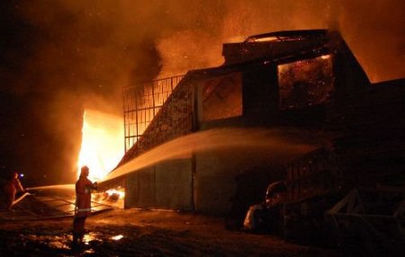 Kereste Fabrikasında Çıkan Yangın Güçlükle Söndürüldü