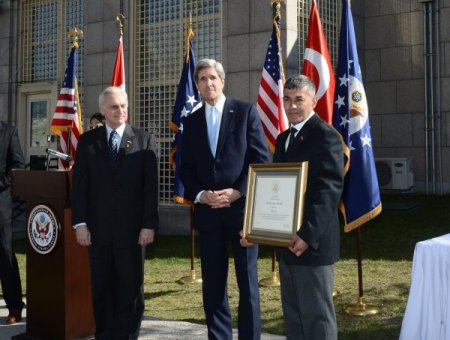 Kerry, terör saldırısında ölen Akarsu’yu anma törenine katıldı