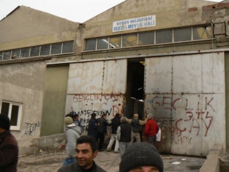 Keşan’da çatıdan düşen bir kişi yaralandı