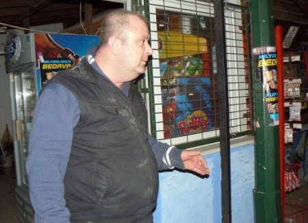 Keşan'da kar maskeli 2 kişi büfe soydu