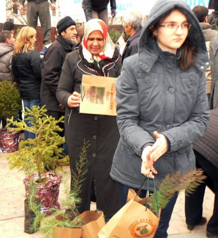 Keşan’da vatandaşlara 2 bin 400 adet fidan dağıtıldı