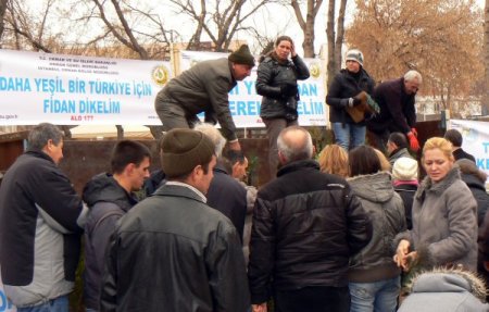 Keşan’da vatandaşlara 2 bin 400 adet fidan dağıtıldı