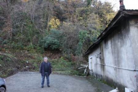 Kesilen ağaçlar ve yapılan yolun heyelana sebep olduğu iddia ediliyor