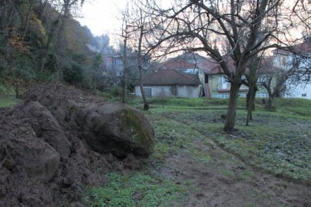 Kesilen ağaçlar ve yapılan yolun heyelana sebep olduğu iddia ediliyor