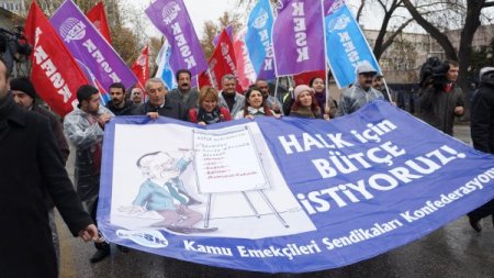KESK, 2013 yılı bütçesini Meclis önünde protesto etti