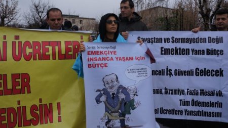 KESK, 2013 yılı bütçesini Meclis önünde protesto etti