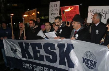 Kesk'ten Tekel İşçilerine Meşaleli Destek