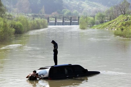 ‘Kestirmeden geçeyim’ derken cipiyle dere ortasında mahsur kaldı