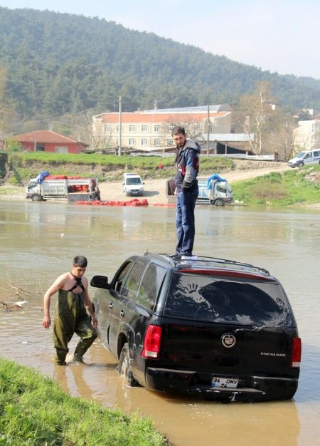 ‘Kestirmeden geçeyim’ derken cipiyle dere ortasında mahsur kaldı