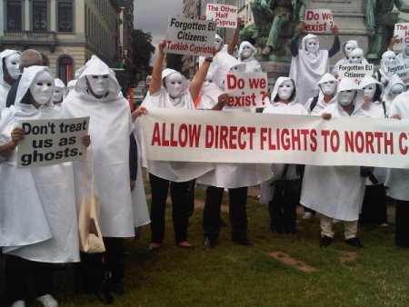 Kıbrıslı Türklerden Brüksel’de ‘hayalet’ Protesto