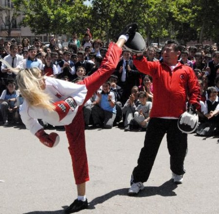 Kick Boks Dünya Şampiyonları, Öğrencilere Kendilerini Koruma Teknikleri Gösterildi