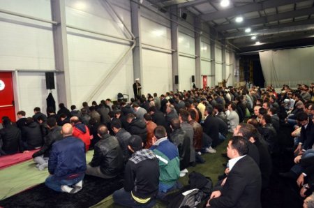 Kiev'deki gurbetçiler, bayram namazında fuar merkezini doldurdu