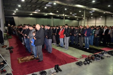 Kiev'deki gurbetçiler, bayram namazında fuar merkezini doldurdu