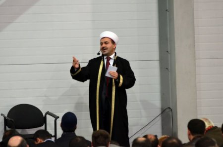 Kiev'deki gurbetçiler, bayram namazında fuar merkezini doldurdu