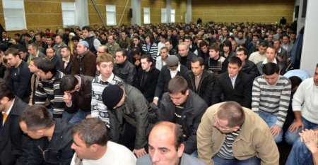 Kiev’deki Müslümanlar, Bayram Namazını Fuar Merkezinde Kıldı