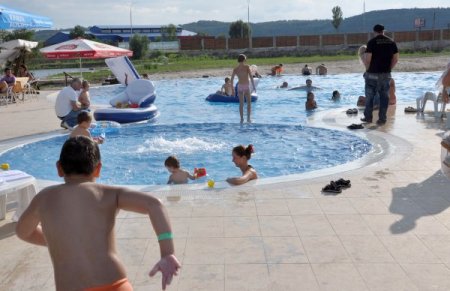 Kiev’in Tüm Plajları Kapandı; Türk İş Adamları Göl Kenarında Plaj Açtı