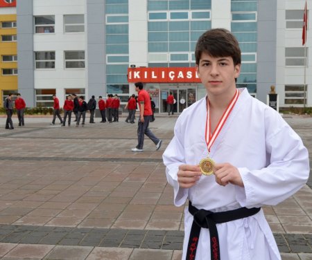 Kılıçaslan ve Yelkenoğlu öğrencileri karatede Kayseri birincisi oldu