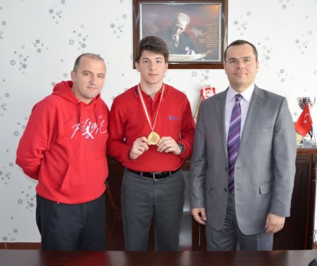 Kılıçaslan ve Yelkenoğlu öğrencileri karatede Kayseri birincisi oldu