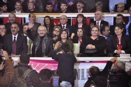 Kılıçdaroğlu, 4 Dilde Hazırlanan Pankartlarla Karşılandı