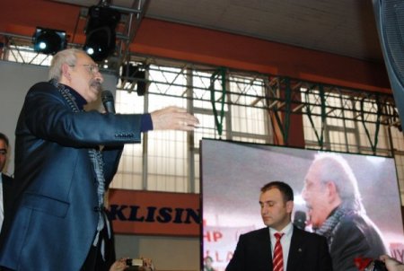 Kılıçdaroğlu, 4 Dilde Hazırlanan Pankartlarla Karşılandı