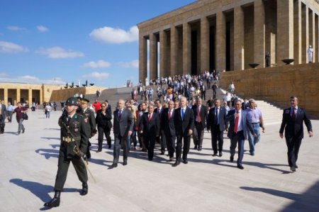 Kılıçdaroğlu, Anıtkabir'i ziyaret etti