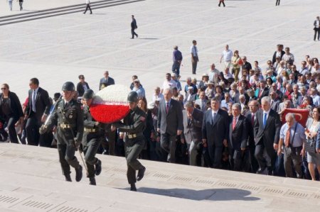 Kılıçdaroğlu, Anıtkabir'i ziyaret etti