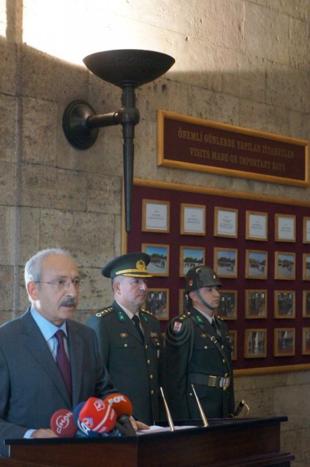 Kılıçdaroğlu, Anıtkabir'i ziyaret etti