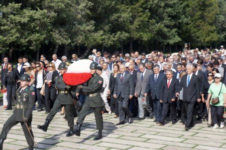 Kılıçdaroğlu, Anıtkabir'i ziyaret etti