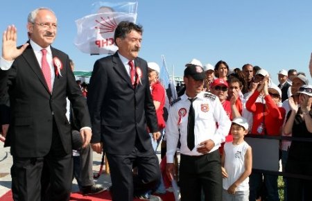 Kılıçdaroğlu, CHP'li belediyelere yönelik operasyonlara tepki gösterdi