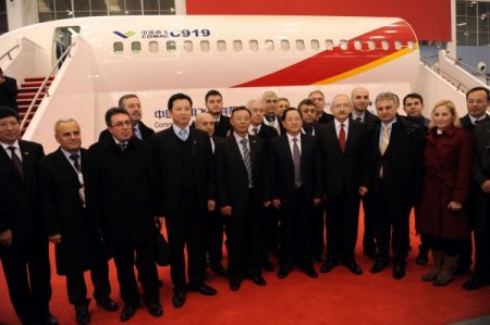 Kılıçdaroğlu, Çin’de uçak fabrikasını gezdi