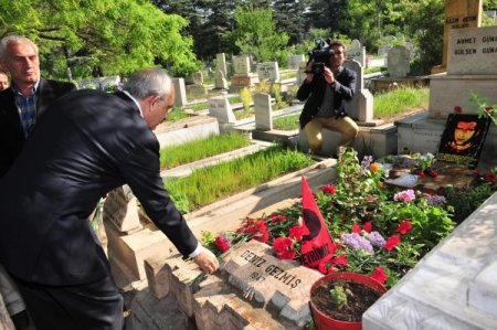 Kılıçdaroğlu, Deniz Gezmiş'in Mezarını Ziyaret Etti