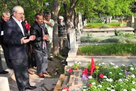 Kılıçdaroğlu, Deniz Gezmiş'in Mezarını Ziyaret Etti