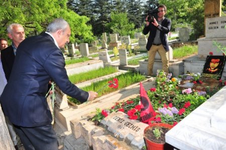 Kılıçdaroğlu, Deniz Gezmiş'in Mezarını Ziyaret Etti